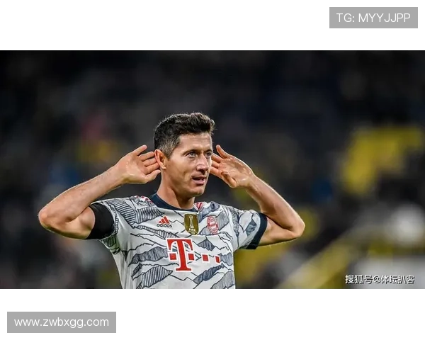 莱万佩戴面具训练 状态良好能否赶上毕包战